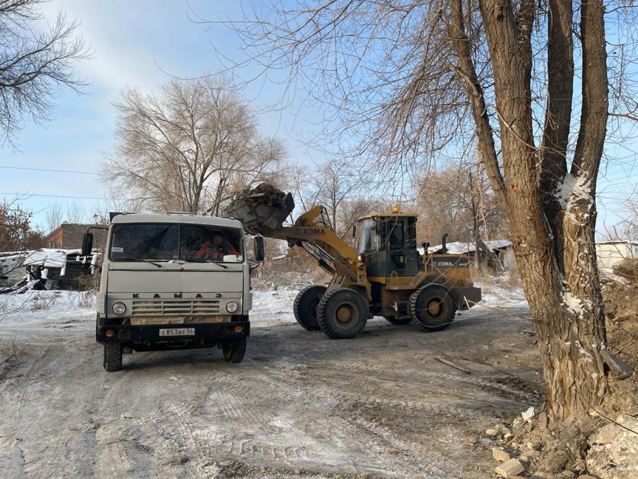 В Орске вывозят аварийный дом на Новосибирской - Орск: Orsk.ru