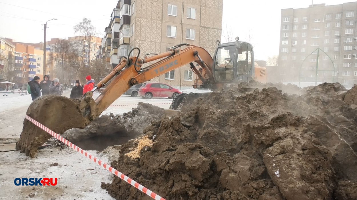 Жители дома по улице Добровольского жалуются на утечку воды - Орск: Orsk.ru