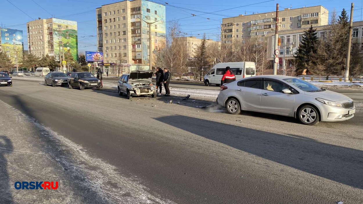 Видео: в Орске столкнулись «кореец» и «русский» - Орск: Orsk.ru