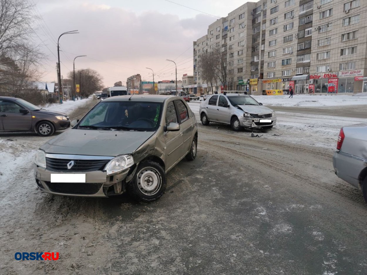 Два Renault Logan столкнулись на проспекте Ленина в Орске - Орск: Orsk.ru