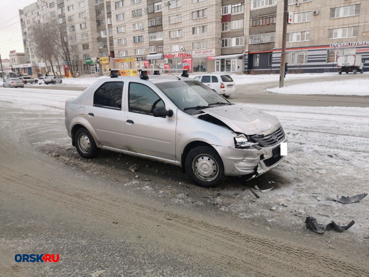 Два Renault Logan столкнулись на проспекте Ленина в Орске - Орск: Orsk.ru