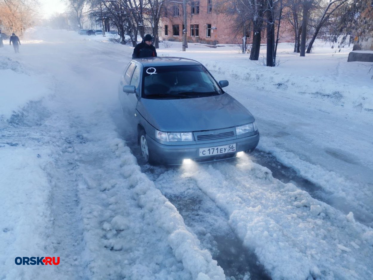 В Орске на затопленной проезжей части застряли легковушка и даже маршрутка  - Орск: Orsk.ru