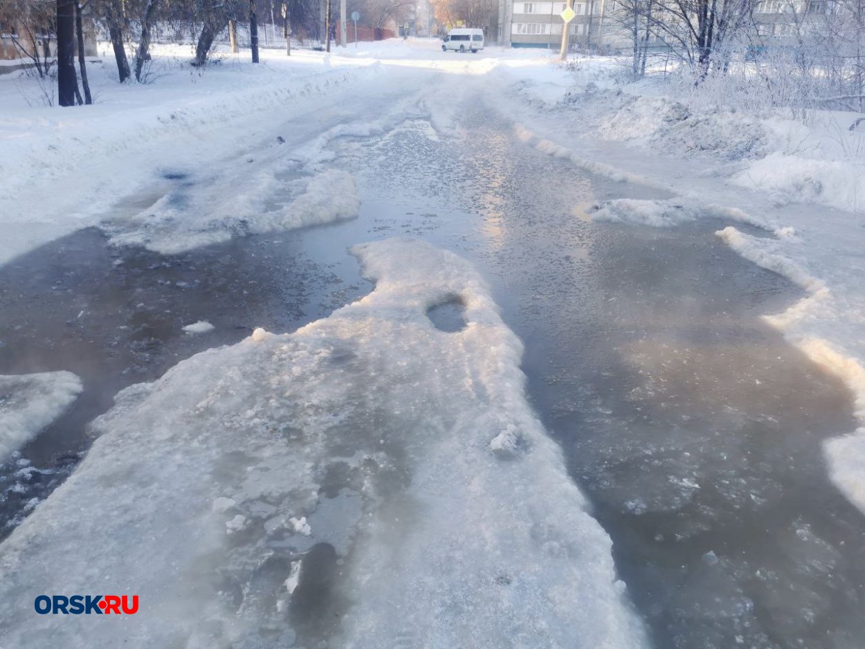 В Орске на затопленной проезжей части застряли легковушка и даже маршрутка  - Орск: Orsk.ru