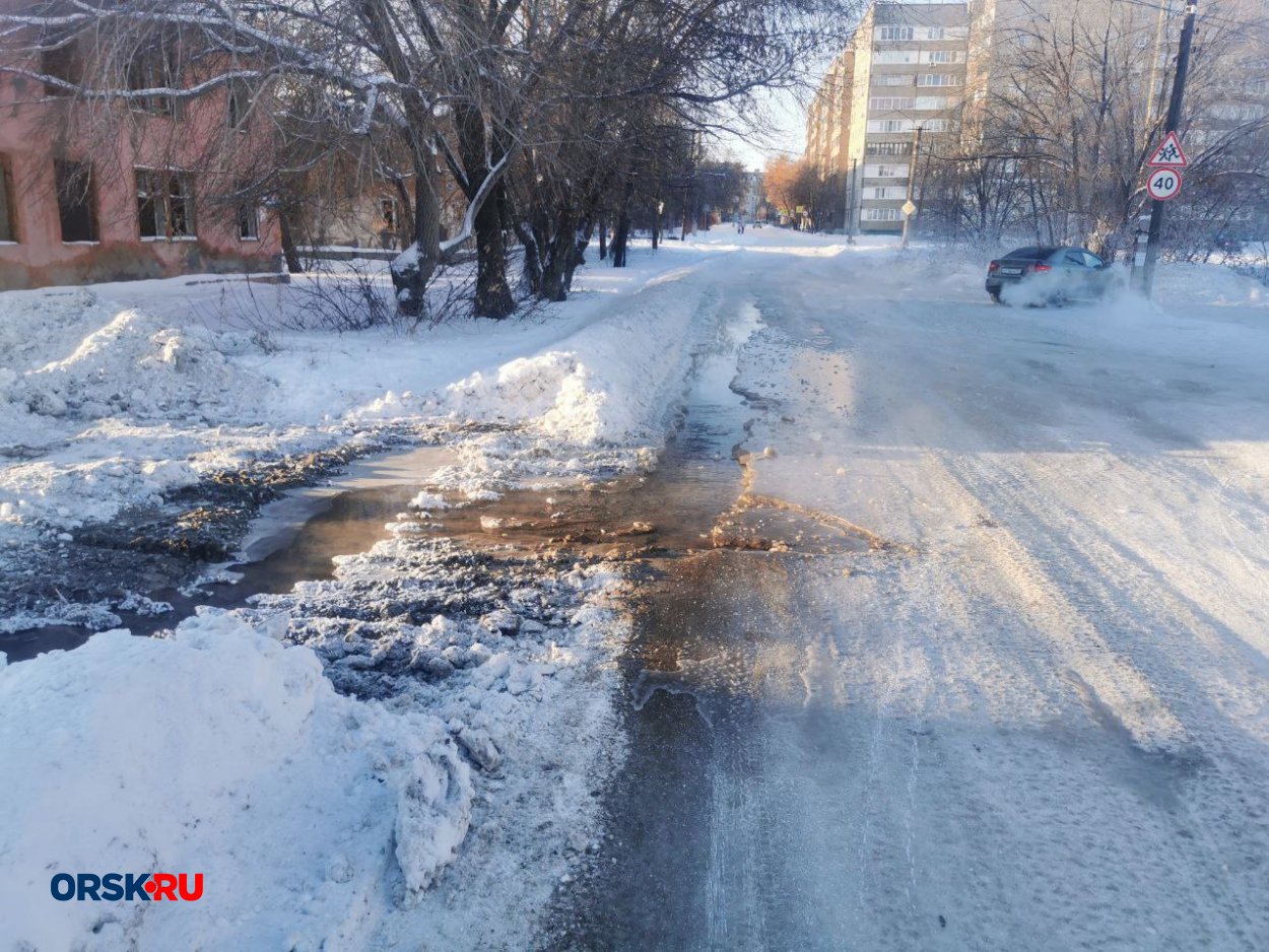 В Орске на затопленной проезжей части застряли легковушка и даже маршрутка  - Орск: Orsk.ru