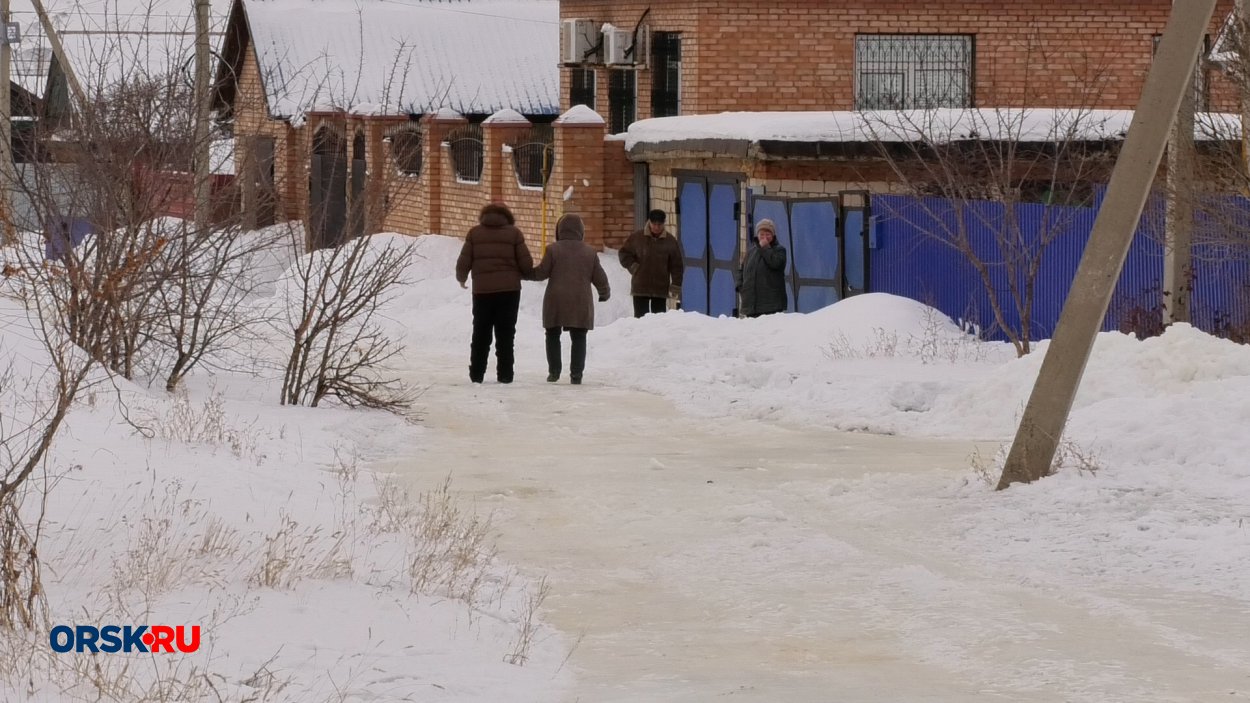 В Орске целый переулок превратился в адский каток из-за коммунальной аварии  - Орск: Orsk.ru