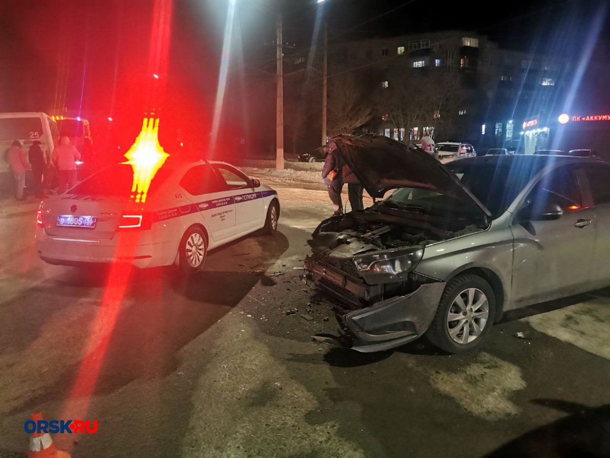 Видео: В Орске на Ключе лоб в лоб столкнулись маршрутка и КАМАЗ - Орск:  Orsk.ru