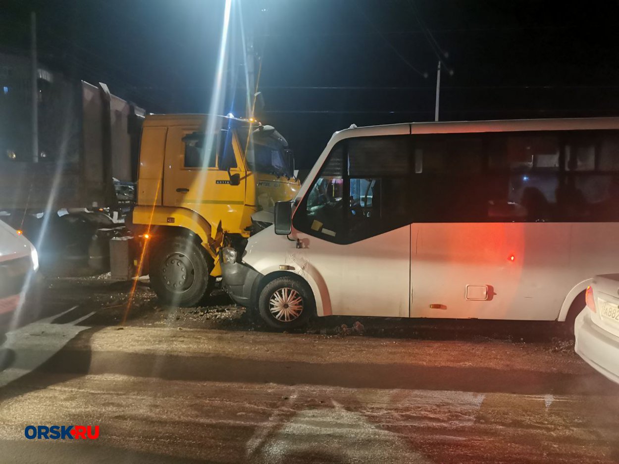 Видео: В Орске на Ключе лоб в лоб столкнулись маршрутка и КАМАЗ - Орск:  Orsk.ru