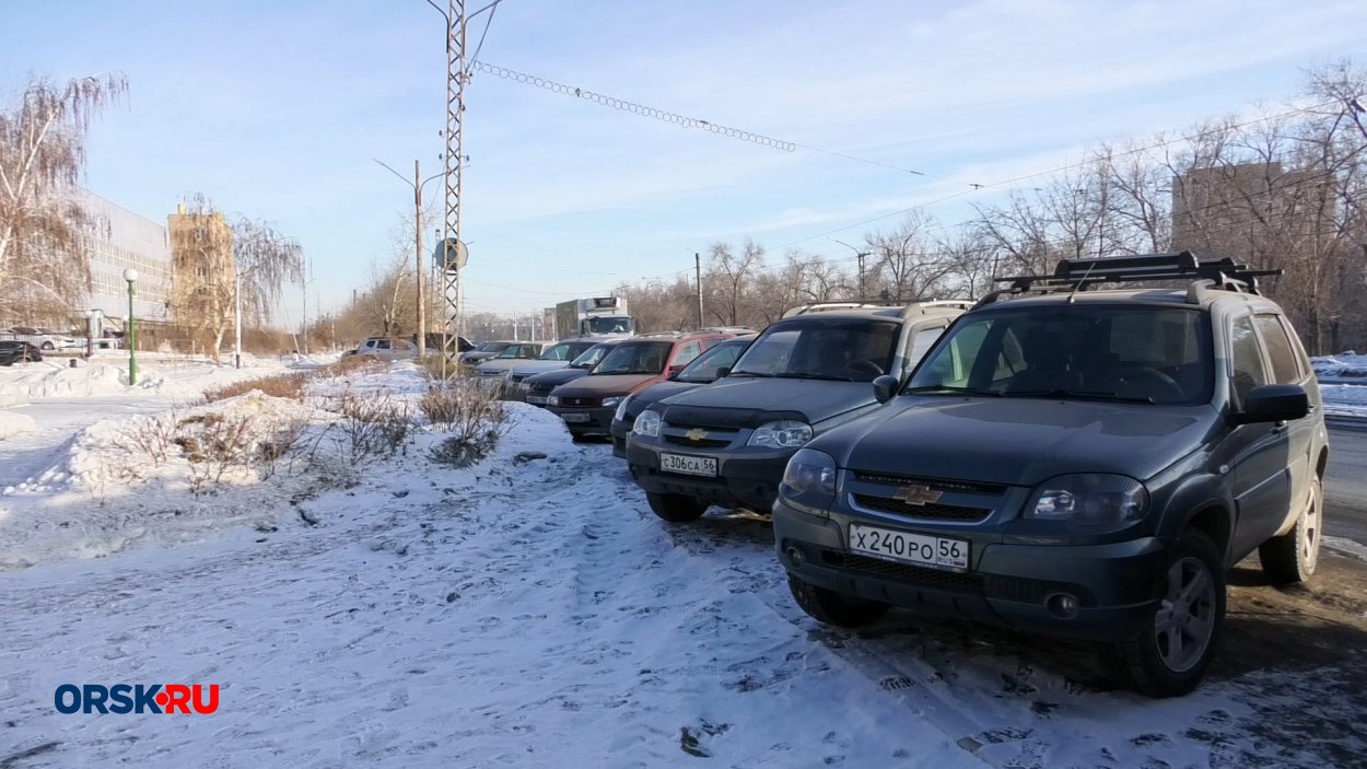 В Орске возле Мехзавода припаркованные машины мешают водителями и пешеходам  - Орск: Orsk.ru