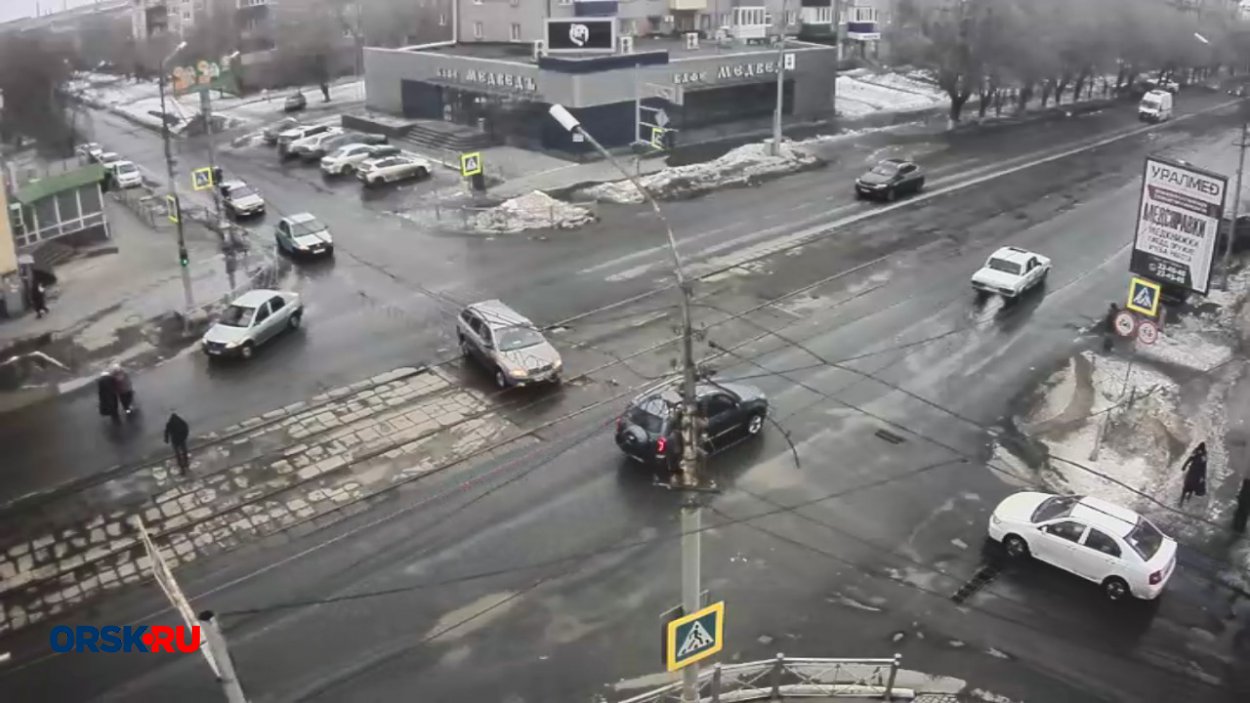 Видео: водитель Chery промчался на красный и чуть не создал аварийную  ситуацию - Орск: Orsk.ru