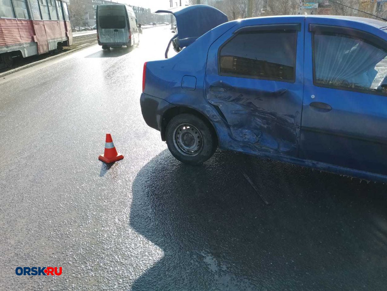 В Орске на остановке «Луч» столкнулись Renault Logan и LADA Granta - Орск:  Orsk.ru