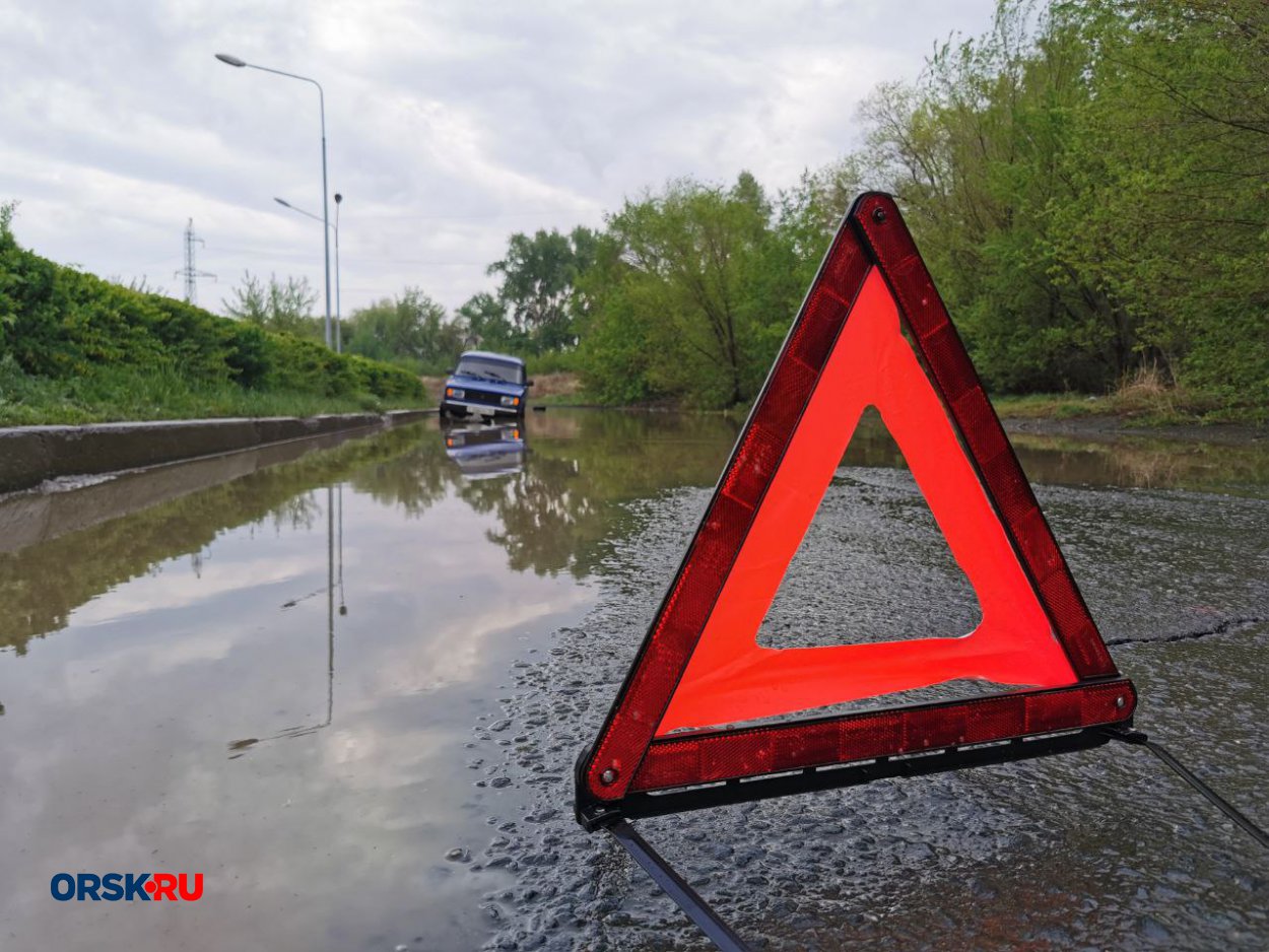 Оторвало колесо прямо на проезжей части: в Орске под лужами прячутся  глубокие выбоины - Орск: Orsk.ru