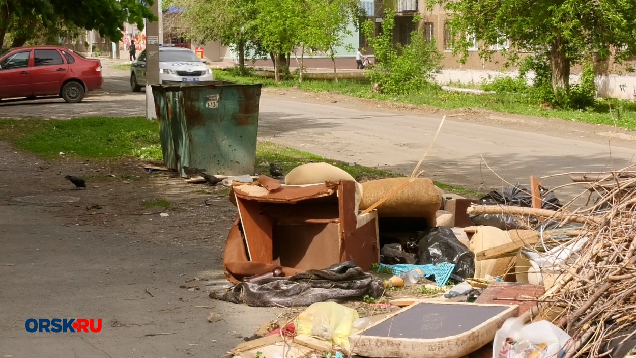 Все друг на друга кивают, а результата нет». В Орске на ул. Горького более  месяца не вывозится мусор - Орск: Orsk.ru