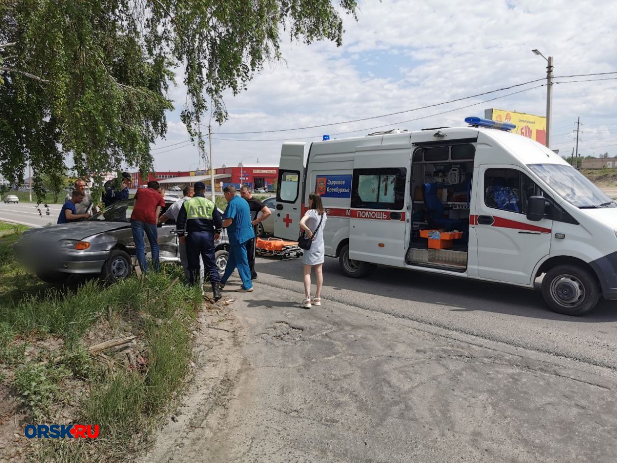 Водителя зажало в салоне авто в результате ДТП в Орске - Орск: Orsk.ru