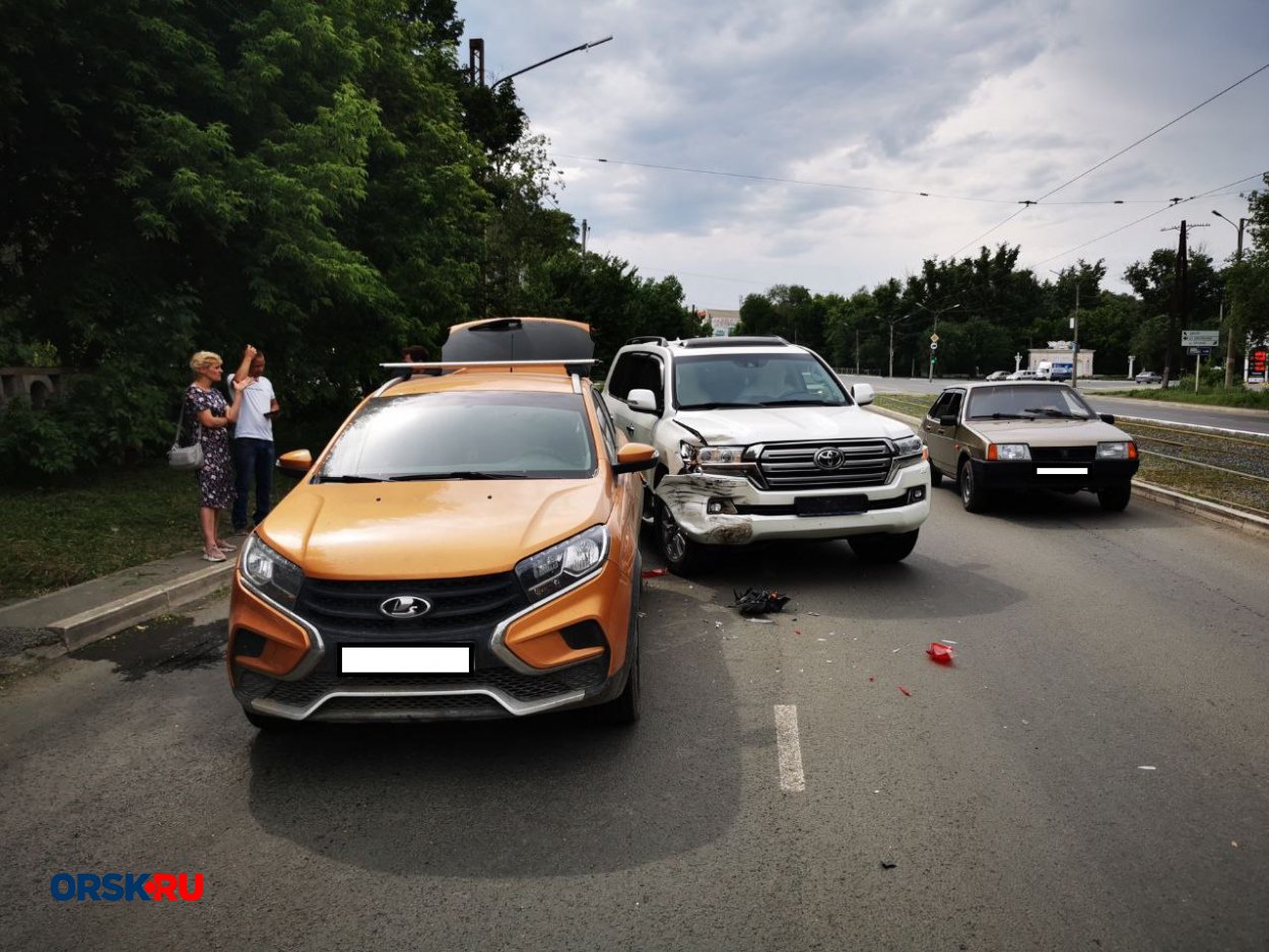 В Орске столкнулись огонь и вода: белая Toyota Land Cruiser и оранжевая  Lada XRAY - Орск: Orsk.ru