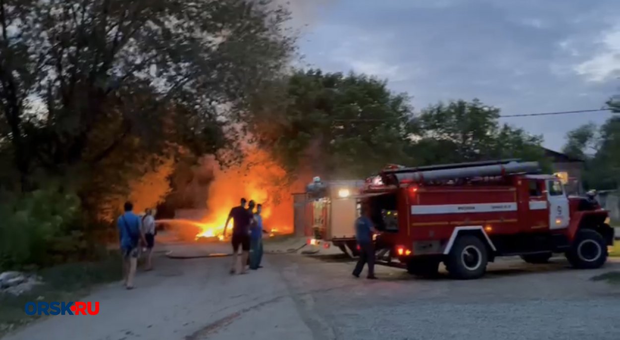 В Орске загорелась мусорка и затронула рядом стоящий автомобиль - Орск:  Orsk.ru