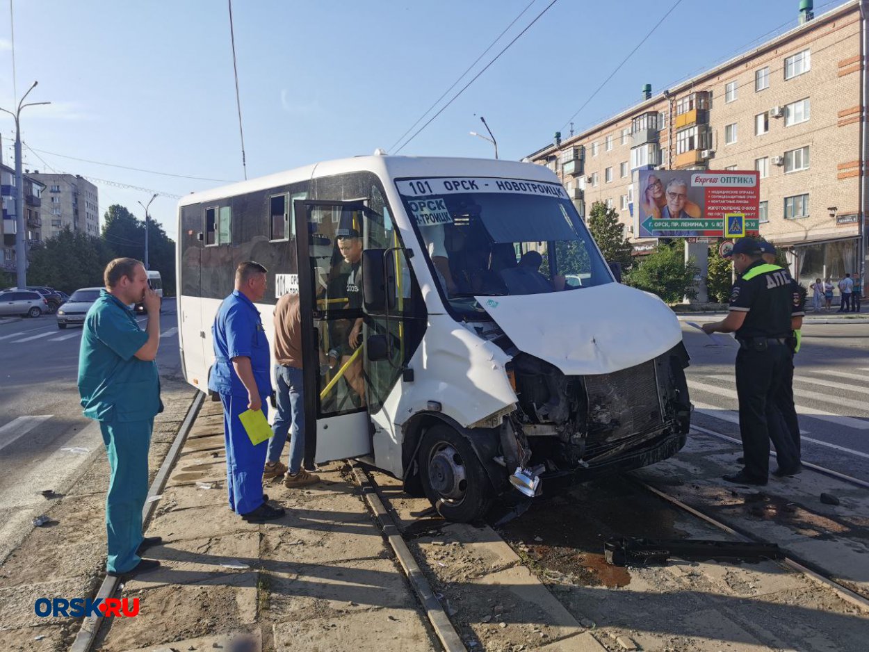 Маршрутка в центре Орска влетела в Toyota Land Cruiser Prado - Орск: Orsk.ru