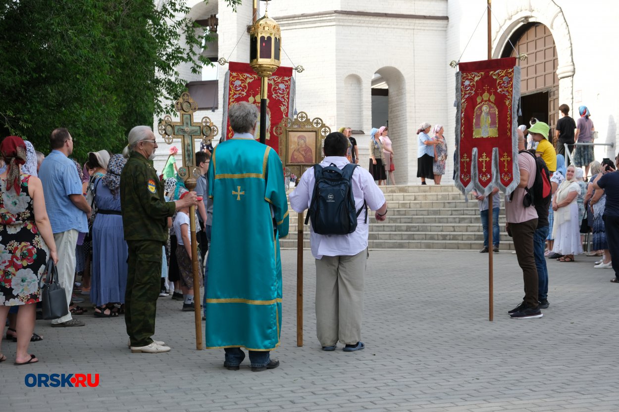 Более 6 километров с иконами: в Орске в честь великого праздника прошёл  Крестный ход - Орск: Orsk.ru