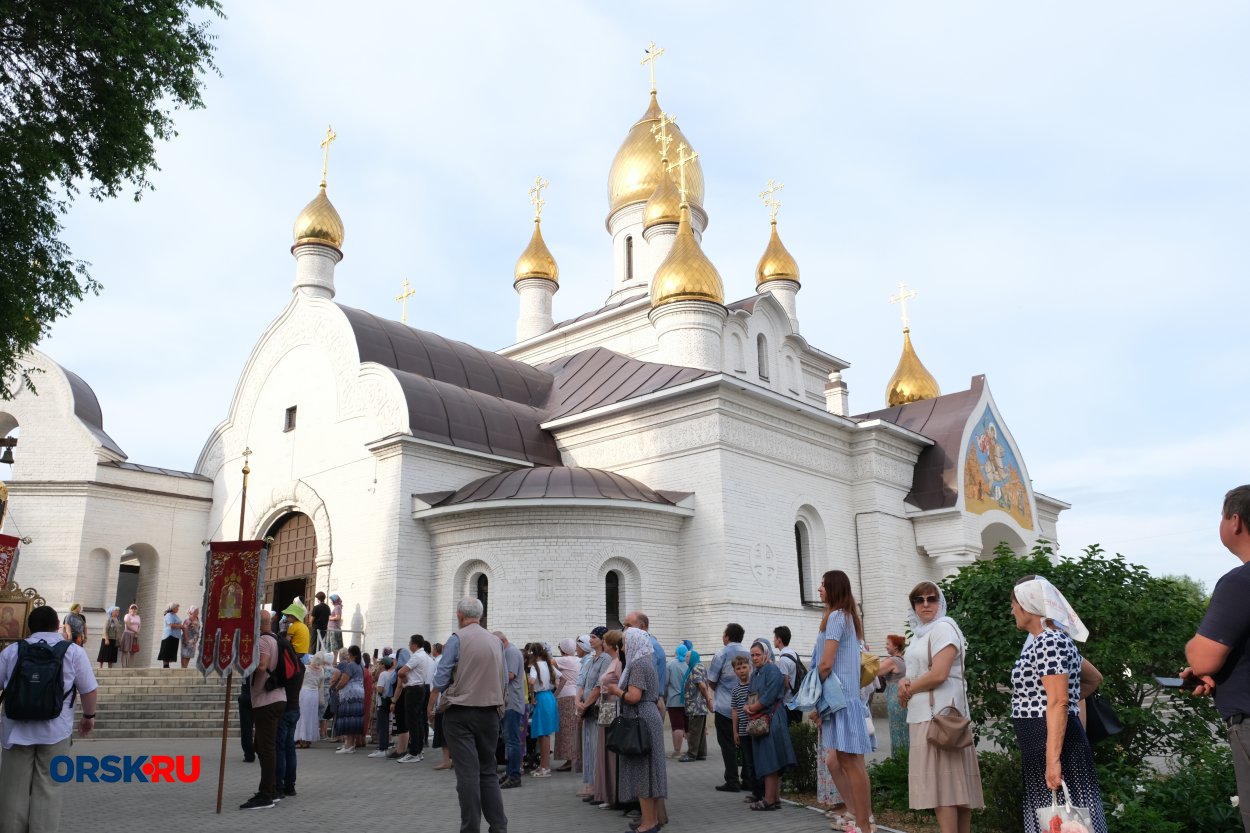 Более 6 километров с иконами: в Орске в честь великого праздника прошёл  Крестный ход - Орск: Orsk.ru