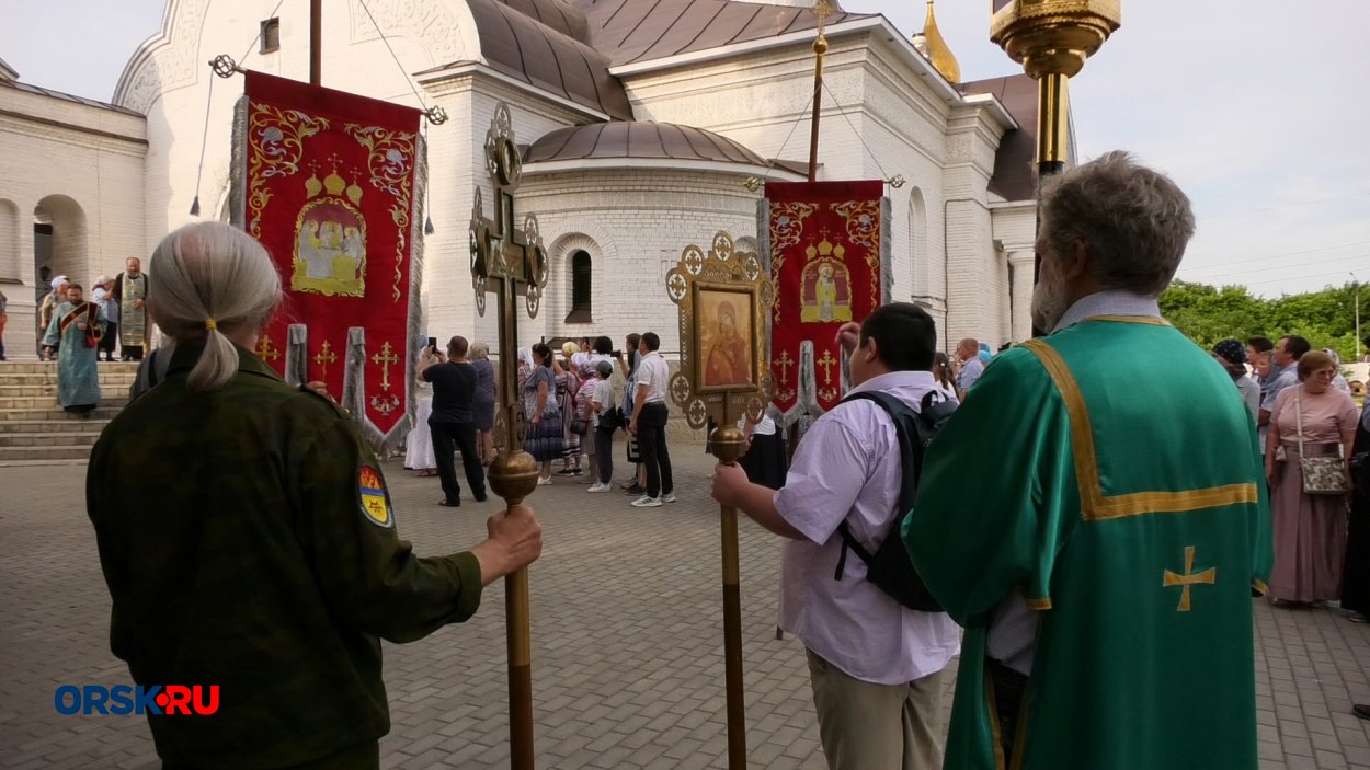 Более 6 километров с иконами: в Орске в честь великого праздника прошёл  Крестный ход - Орск: Orsk.ru