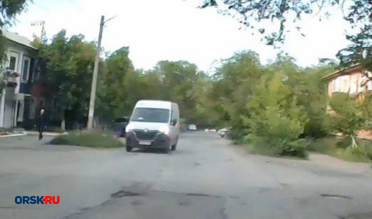 Видео: водитель микрофургона Renault едет по встречке на Суворова - Орск:  Orsk.ru