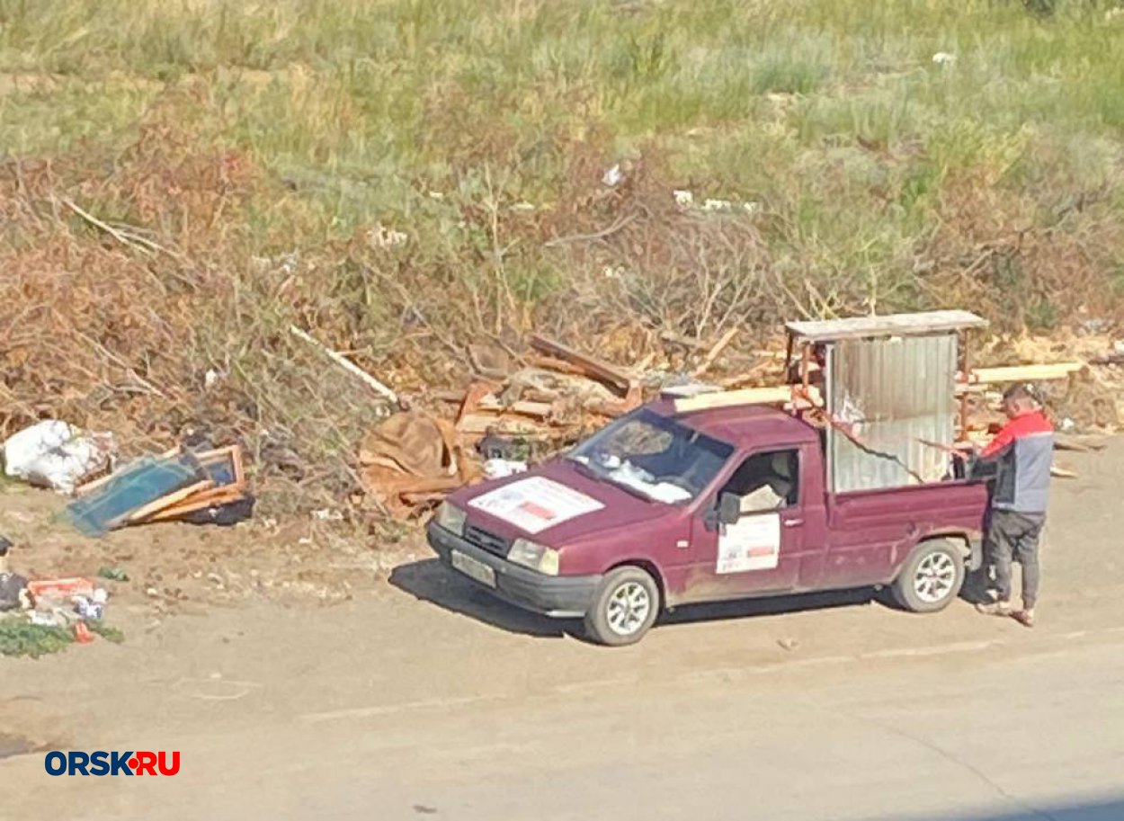 Водитель бордового пикапа вывалил свое мусорное богатство под окнами дома в  Орске - Орск: Orsk.ru