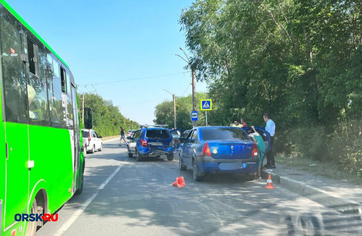 На 2-ой садовой в Орске столкнулись 4 авто - Орск: Orsk.ru