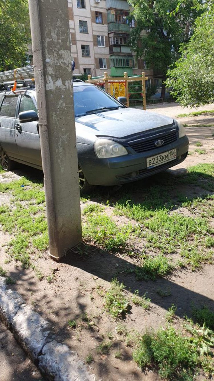 В одном из орских дворов водитель дал мастер-класс, как не надо парковаться  - Орск: Orsk.ru