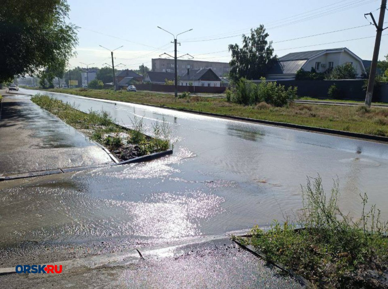 Коммунальная авария в Орске: на улице Комарова из-под земли бьёт вода - Орск:  Orsk.ru