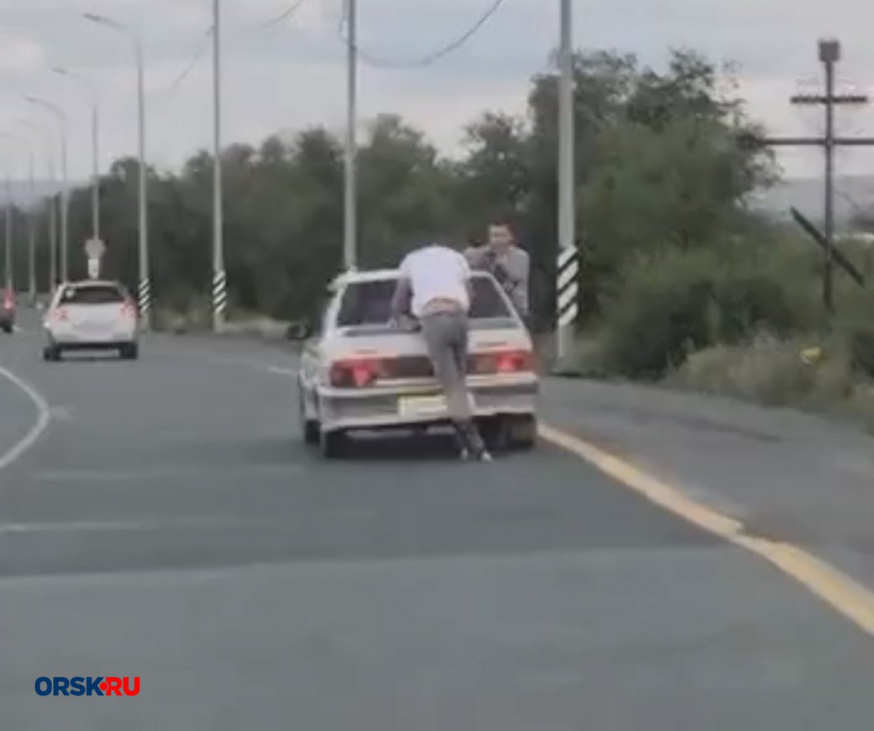 За слабоумие и отвагу наказывают: водителя, перевозившего парня на роликах  вне авто, оштрафовали - Орск: Orsk.ru