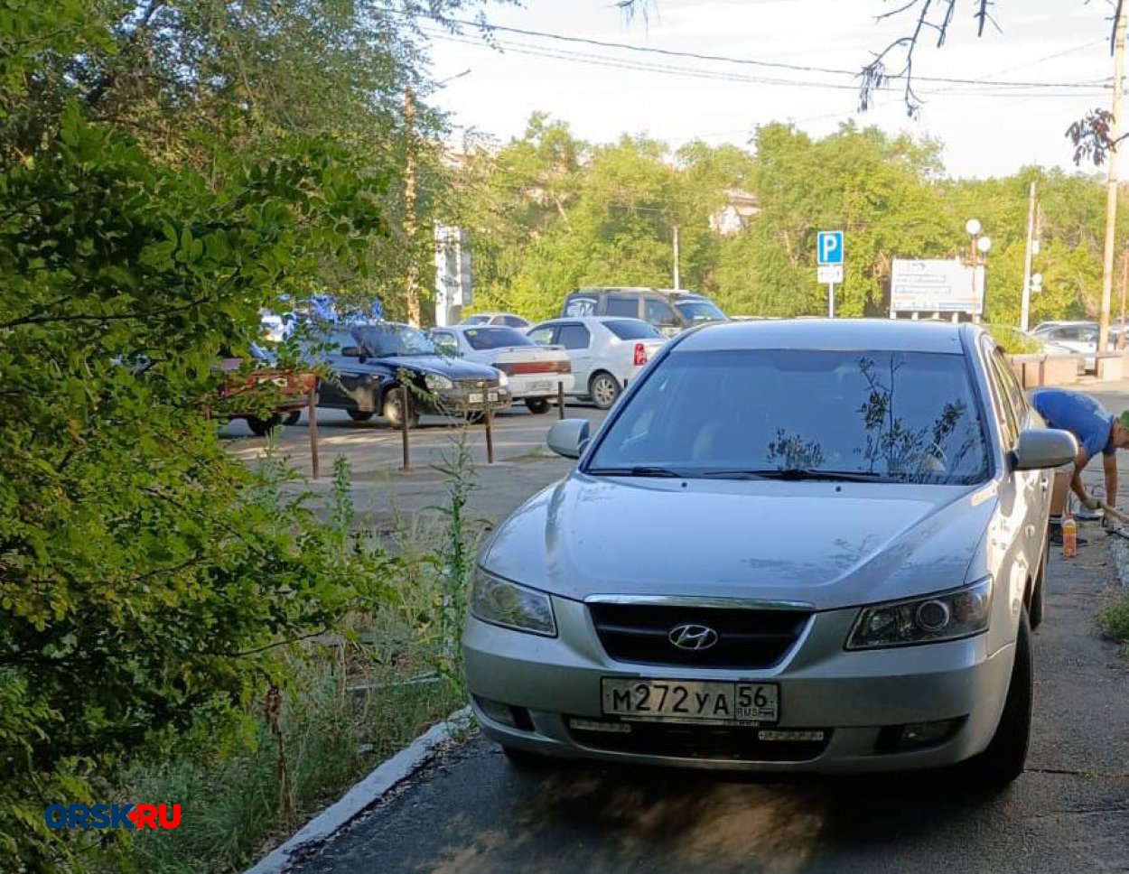 Водители двух авто в Орске припарковались как душа просит - Орск: Orsk.ru