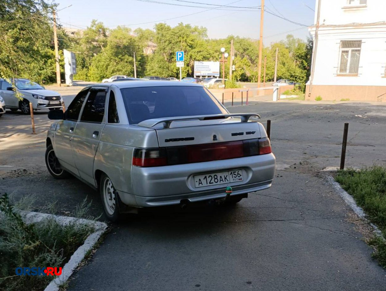 Водители двух авто в Орске припарковались как душа просит - Орск: Orsk.ru