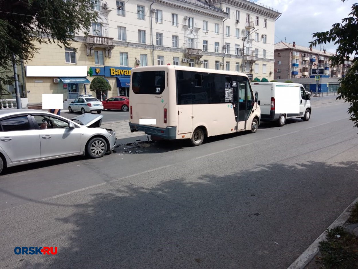 В центре Орска столкнулись три автомобиля: Chevrolet Cruze, фургон Peugeot  и ГАЗель - Орск: Orsk.ru