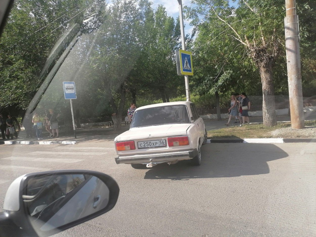 Парковка перпендикулярная, но водителю явно параллельно на окружающих -  Орск: Orsk.ru