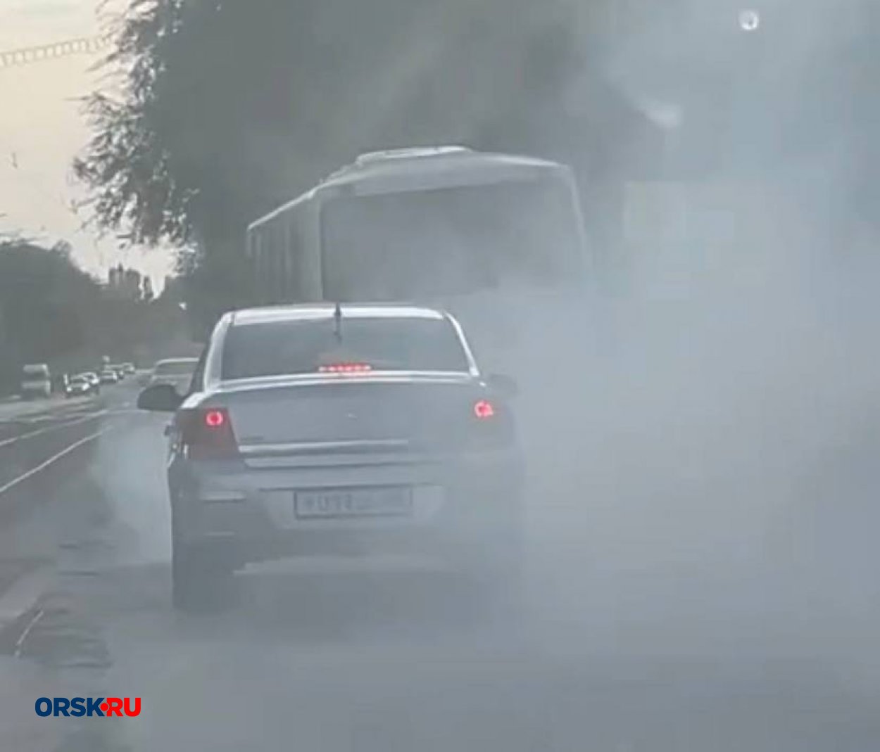 Видео: по Орску ездит дымящийся автобус. Водители и пешеходы не в восторге  - Орск: Orsk.ru