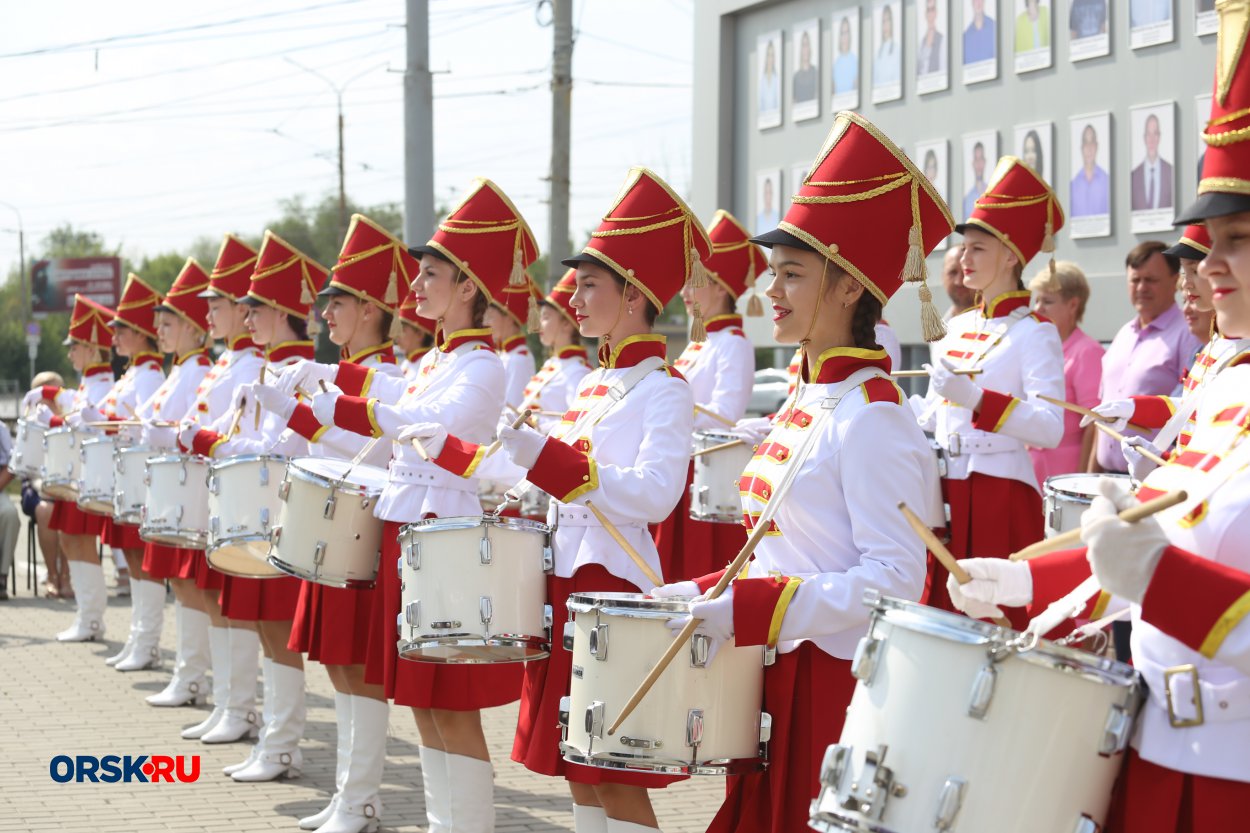 В Ленинском районе Орска обновили Доску Почета - Орск: Orsk.ru