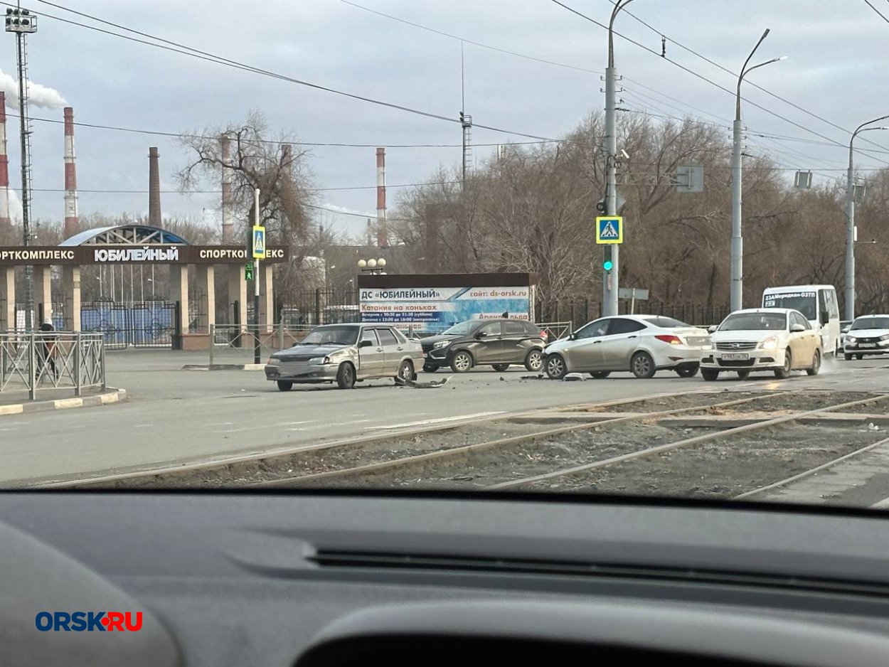 В Орске в районе «Авангарда» за 10 минут произошло сразу два ДТП - Орск:  Orsk.ru