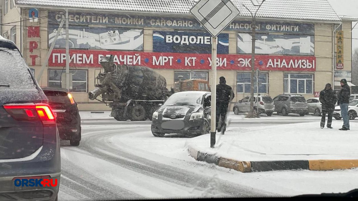 В Орске не поделили дорогу легковушка и бетономешалка - Орск: Orsk.ru