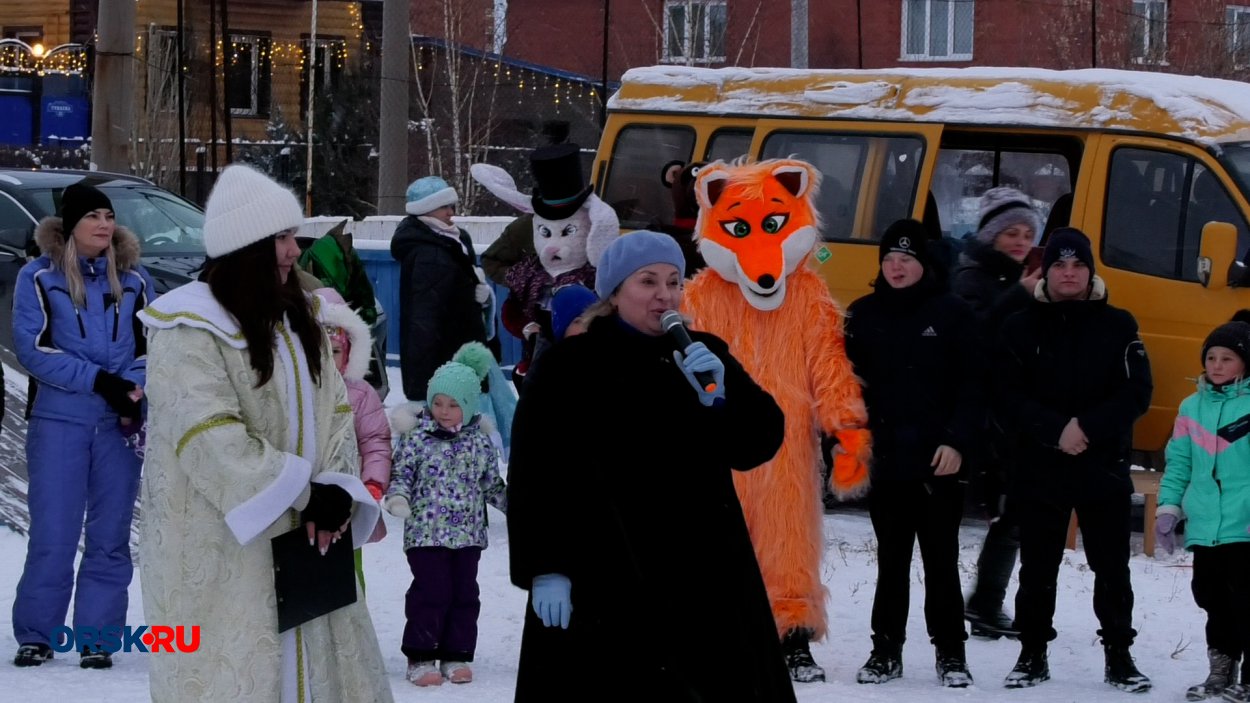 Песни, танцы, хороводы и подарки: В Орске в поселке Форштадт открыли  новогоднюю елку - Орск: Orsk.ru