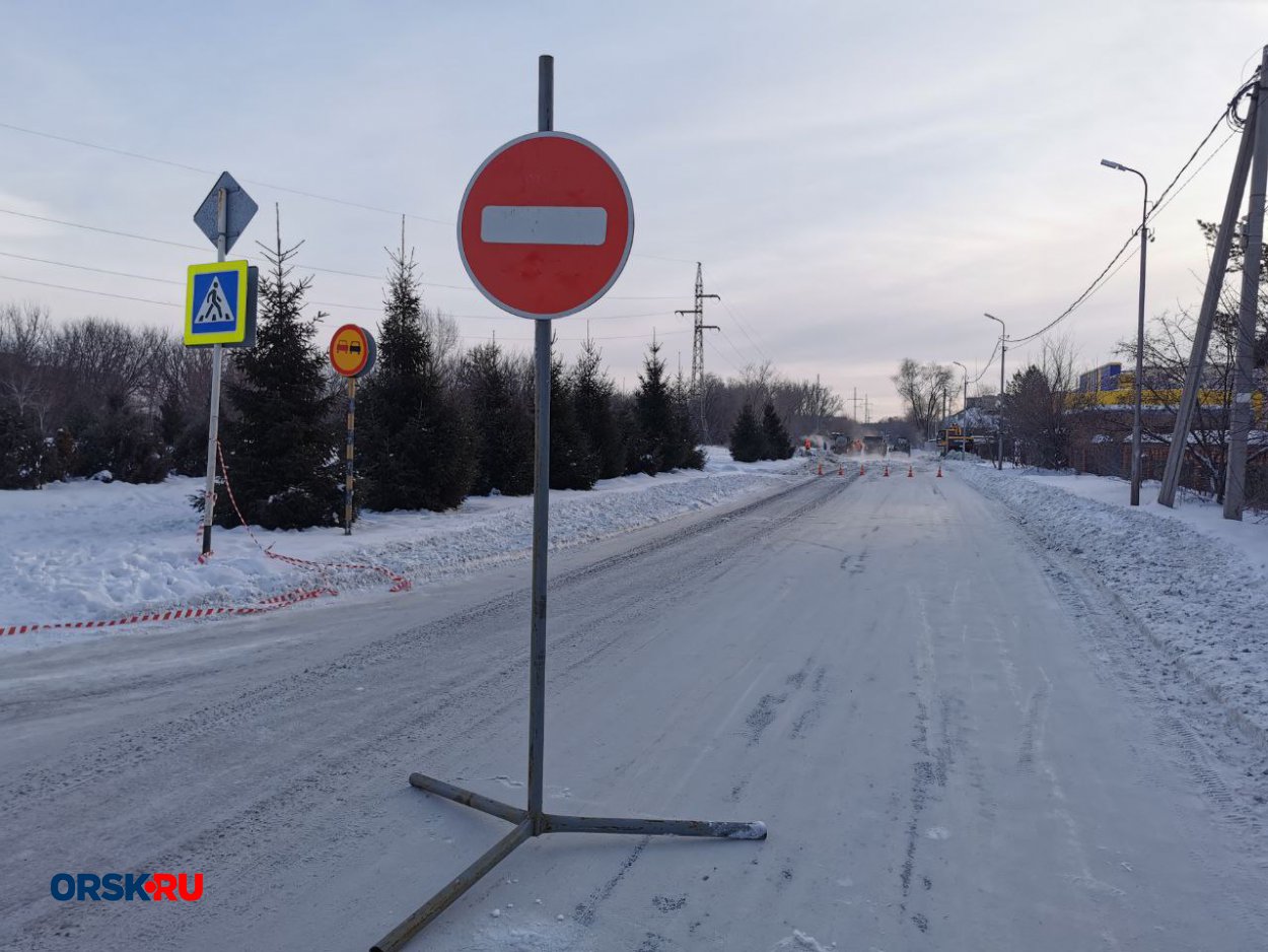 В Орске на улице Карельской произошла авария на стальном водоводе - Орск:  Orsk.ru