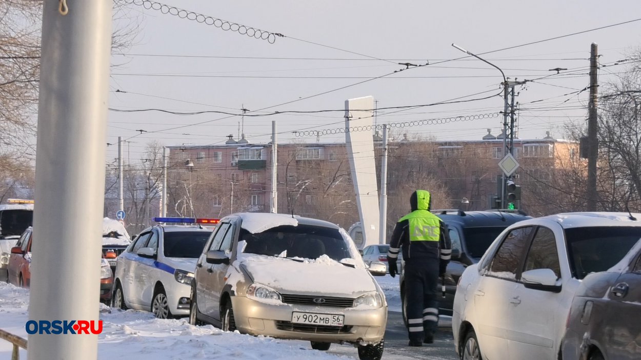 Водителей, которые оставили свои авто возле Механического завода Орска,  оштрафовали - Орск: Orsk.ru