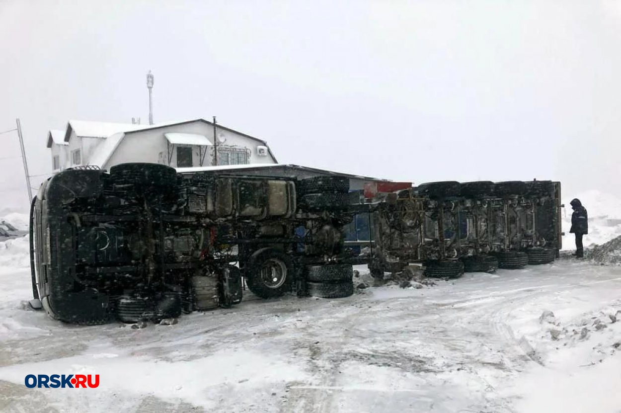 На трассе Орск — Оренбург ветер опрокинул на бок грузовую машину - Орск:  Orsk.ru