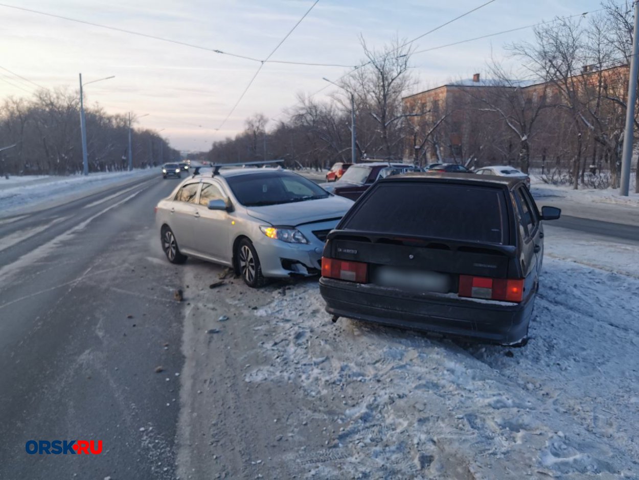 В Орске на проспекте Мира Toyota влетела в бок «четырнадцатой» - Орск: Orsk. ru