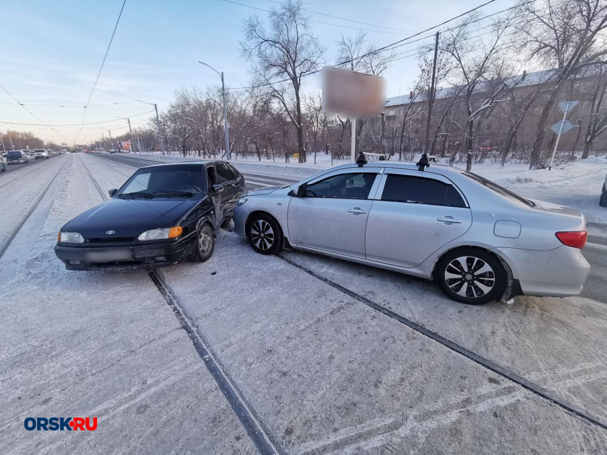 В Орске на проспекте Мира Toyota влетела в бок «четырнадцатой» - Орск:  Orsk.ru