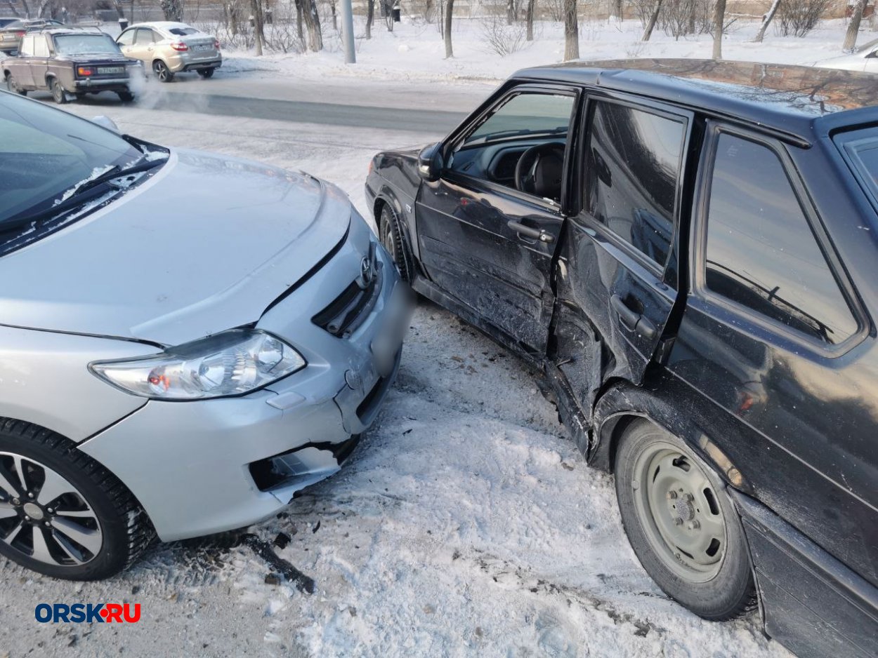 В Орске на проспекте Мира Toyota влетела в бок «четырнадцатой» - Орск: Orsk. ru