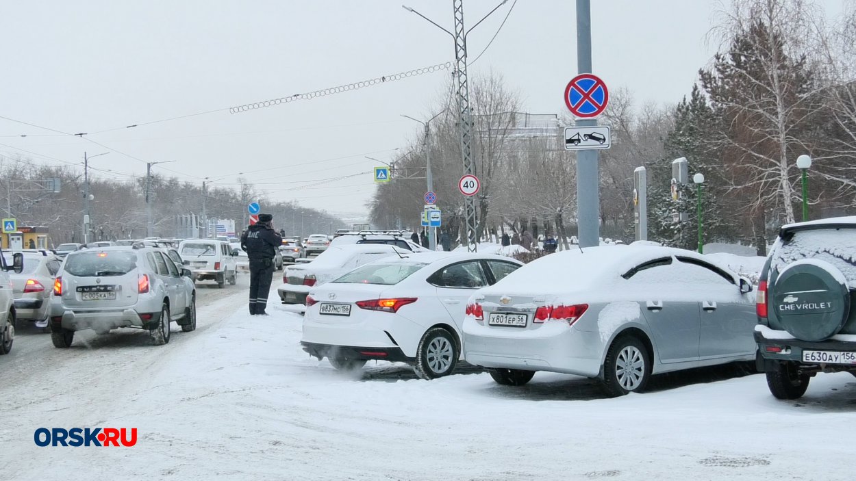 В Орске в районе мехзавода заменили знаки: теперь вместо «Стоянка  запрещена» — «Остановка запрещена» - Орск: Orsk.ru