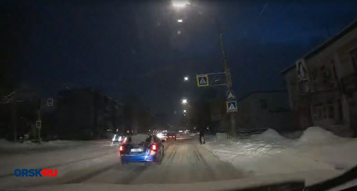 Видео: в Орске иномарка чуть не проехала по ногам пешехода - Орск: Orsk.ru