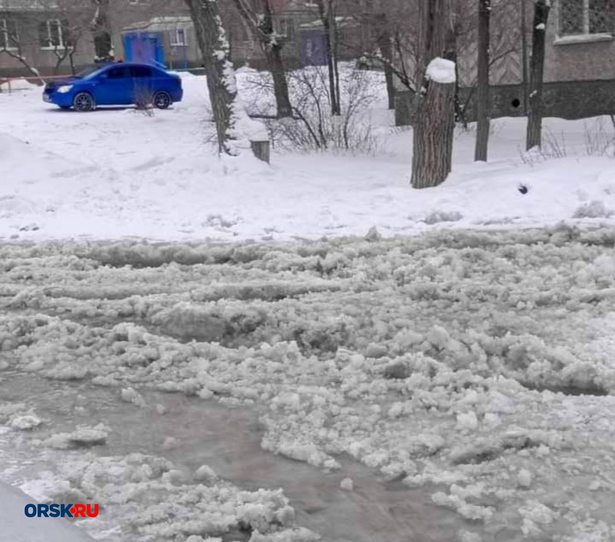 В Орске на улице Добровольского дорогу и тротуары затопило водой - Орск:  Orsk.ru