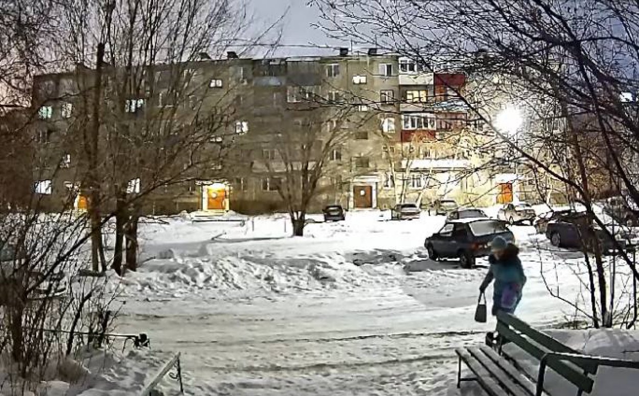 В Орске женщина не донесла до нужного места и сделала это у подъезда -  Орск: Orsk.ru