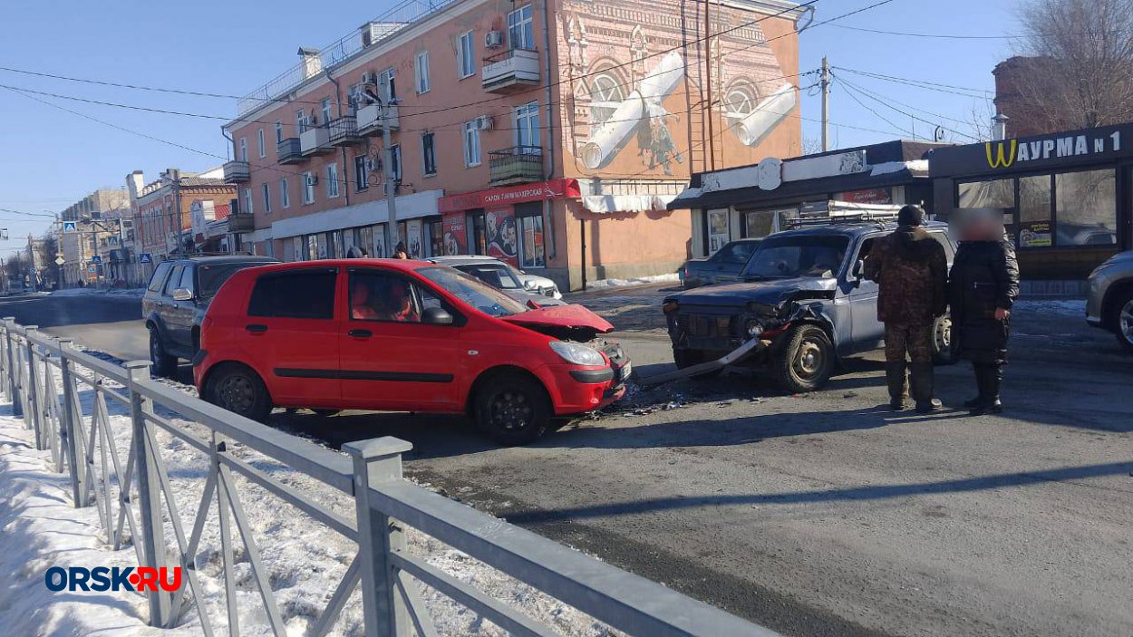 В Орске на улице Советской столкнулись «Хёндай» и «Нива» - Орск: Orsk.ru