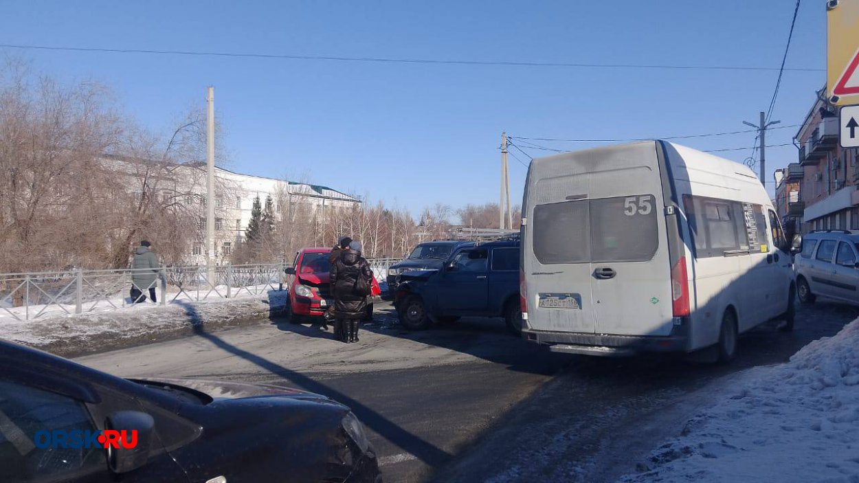 В Орске на улице Советской столкнулись «Хёндай» и «Нива» - Орск: Orsk.ru